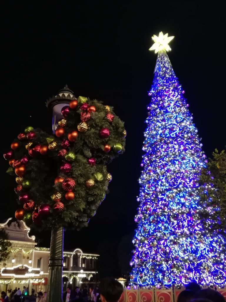 香港ディズニーランドのクリスマスツリー